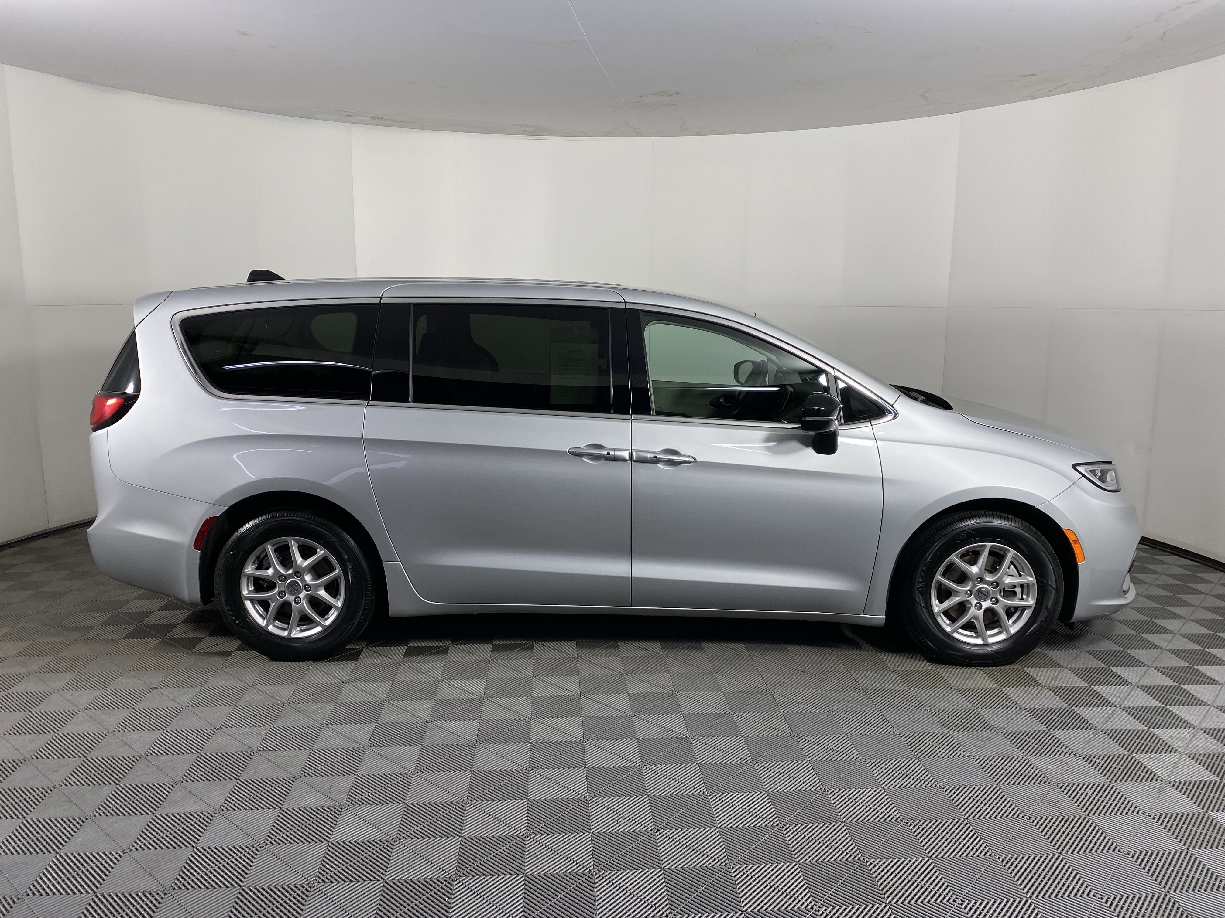 Used 2024 Chrysler Pacifica Touring-L image 6