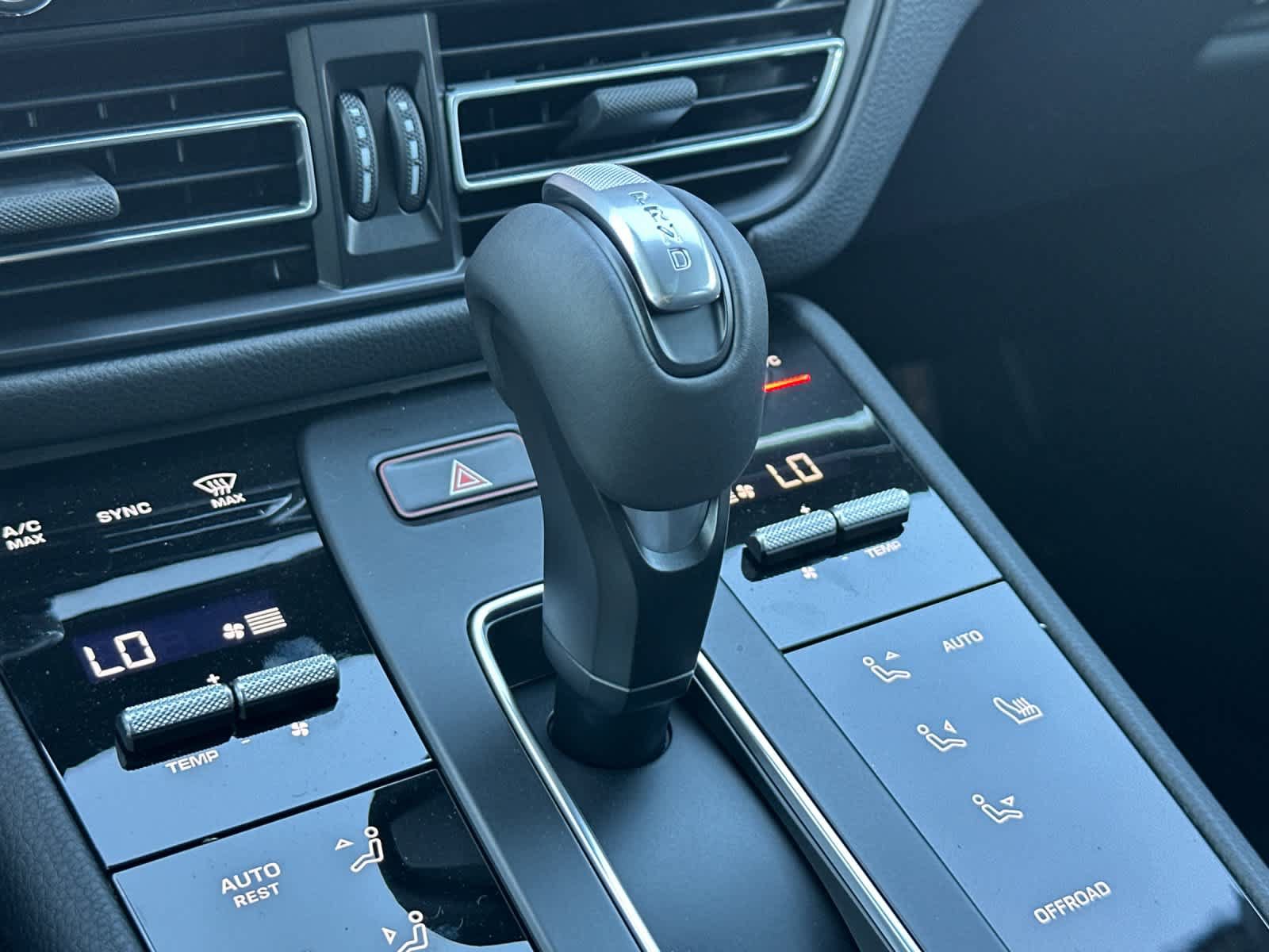 Certified 2025 Porsche Macan AWD/4WD image 24