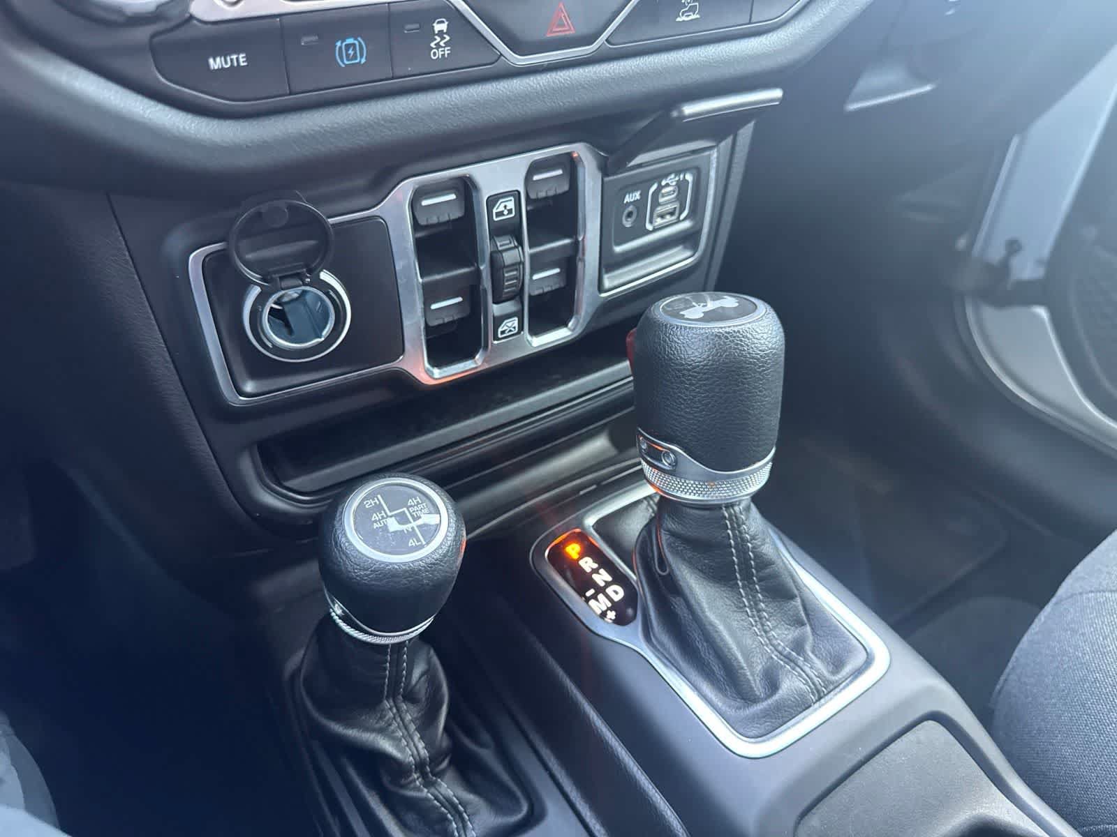 Used 2024 Jeep Wrangler Unlimited Sahara w/ Technology Group AWD/4WD image 18