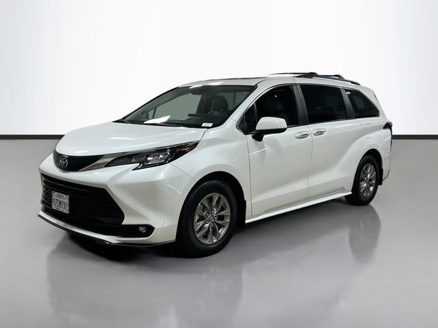 Used 2026 Toyota Sienna XLE FWD image 3