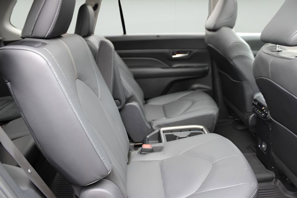 Certified 2024 Toyota Grand Highlander Platinum image 23