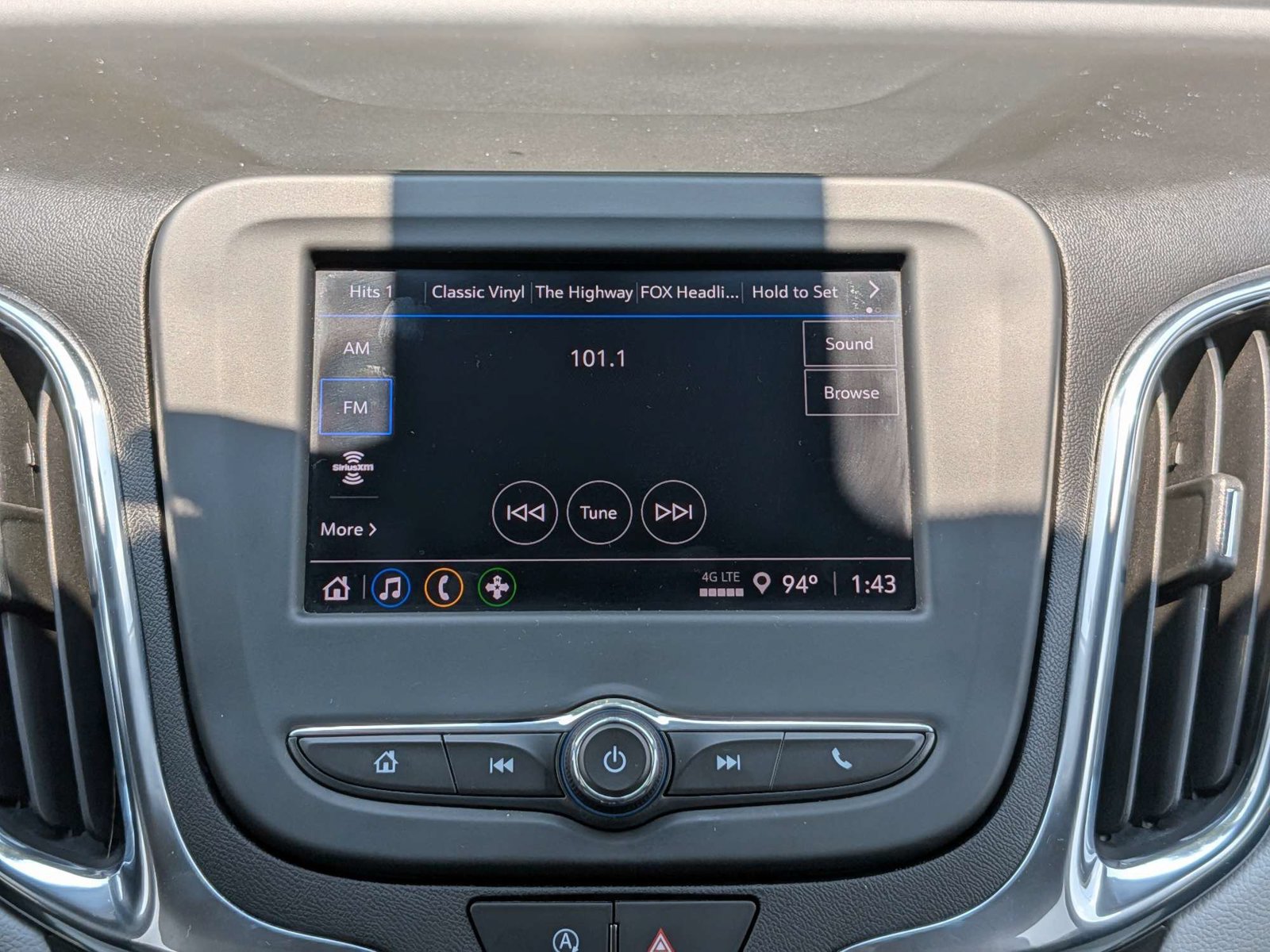 Used 2024 Chevrolet Equinox LT w/ Driver Convenience Package FWD image 17
