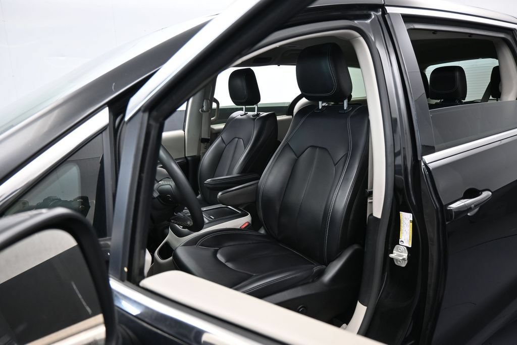 Used 2023 Chrysler Pacifica Touring-L FWD image 10