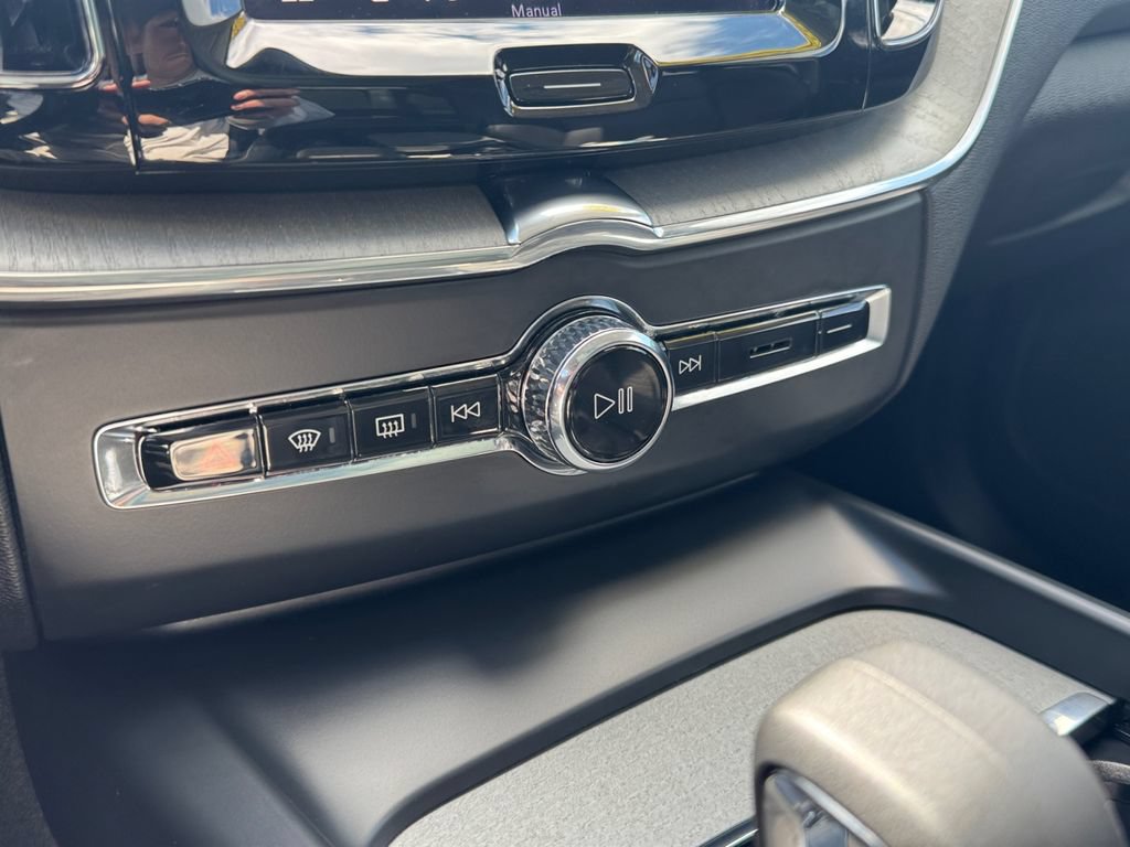 Used 2025 Volvo XC60 B5 Plus AWD/4WD image 22