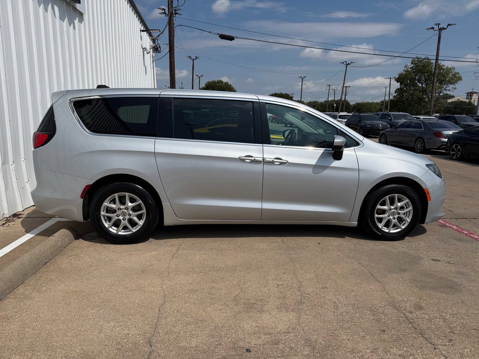 Used 2023 Chrysler Voyager LX FWD image 8