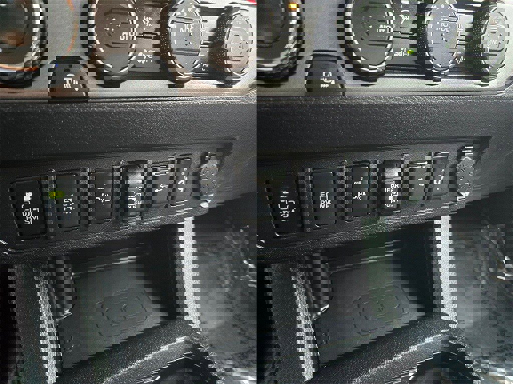 Used 2021 Toyota Tacoma TRD Off-Road w/ Technology Package image 16