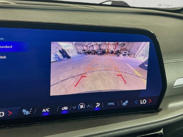 Used 2025 Chevrolet Traverse LT FWD image 13