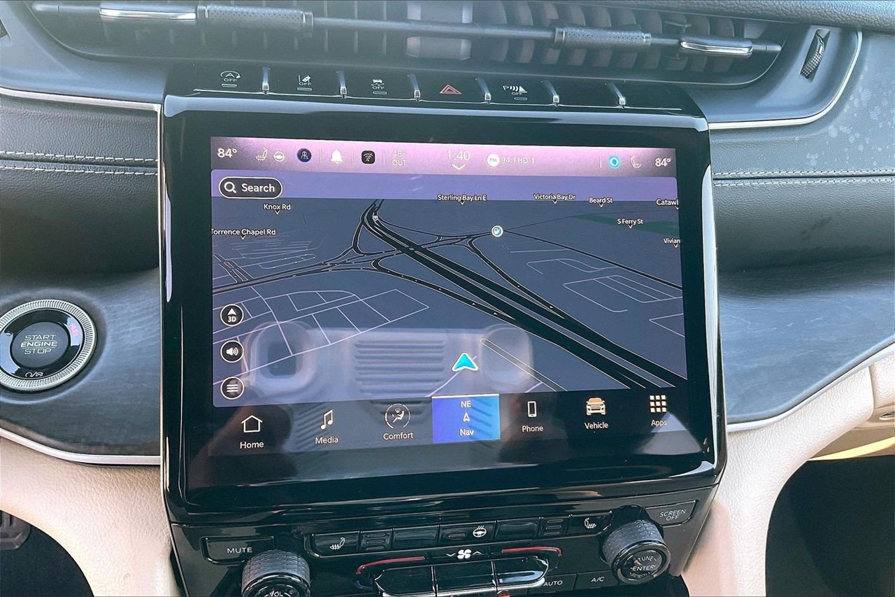 Used 2023 Jeep Grand Cherokee Limited w/ Black Appearance Package image 12