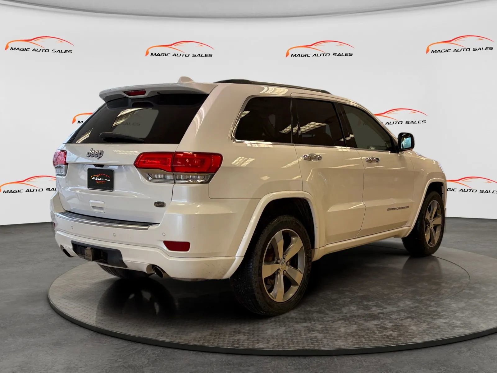 Used 2016 Jeep Grand Cherokee Overland w/ Advanced Technology Group AWD/4WD image 47