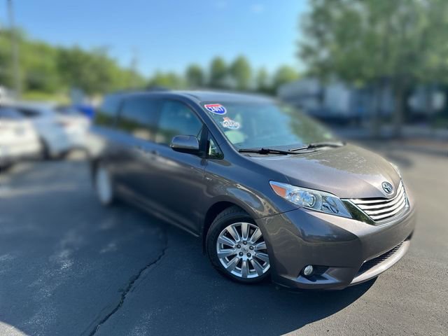 Used 2017 Toyota Sienna XLE w/ XLE Navigation Package AWD/4WD image 11