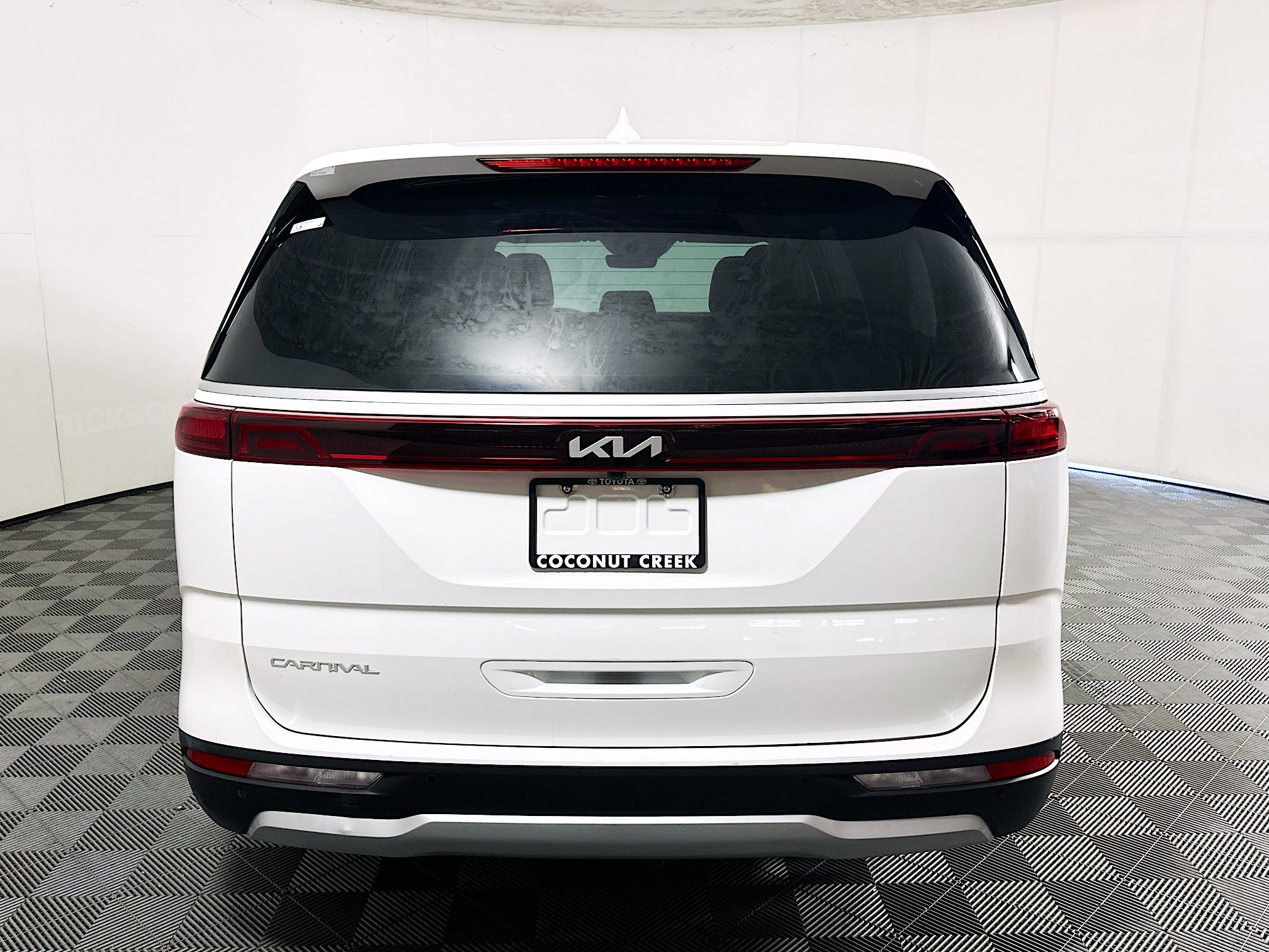 Used 2024 Kia Carnival EX FWD image 4