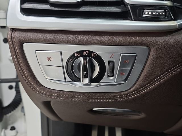 Used 2018 BMW 740i xDrive AWD/4WD image 25