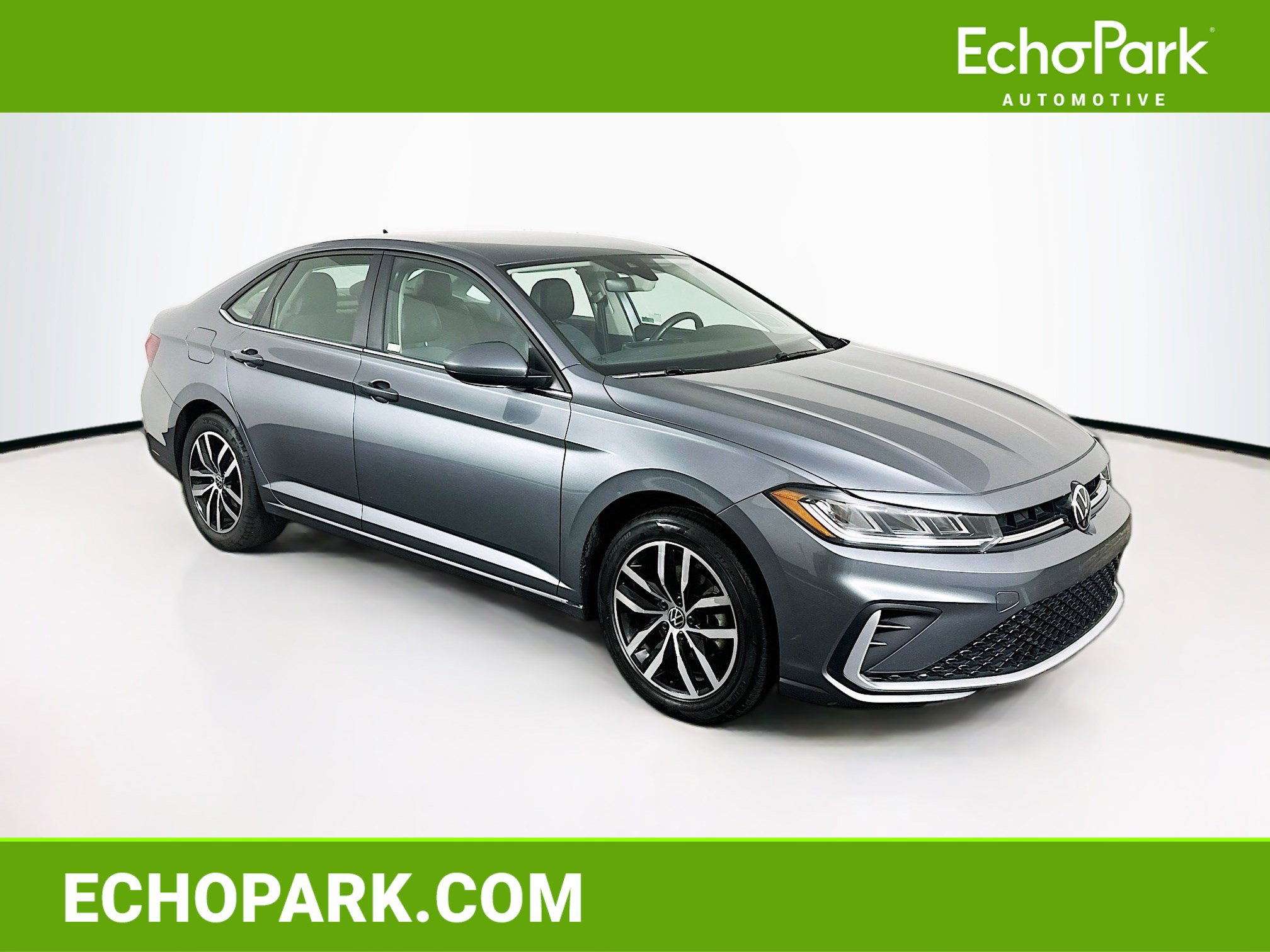 Used 2025 Volkswagen Jetta SE FWD image 1