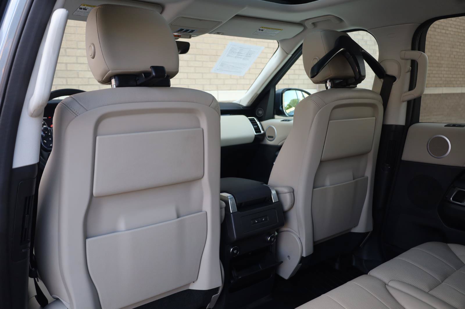 Used 2019 Land Rover Discovery SE AWD/4WD image 17