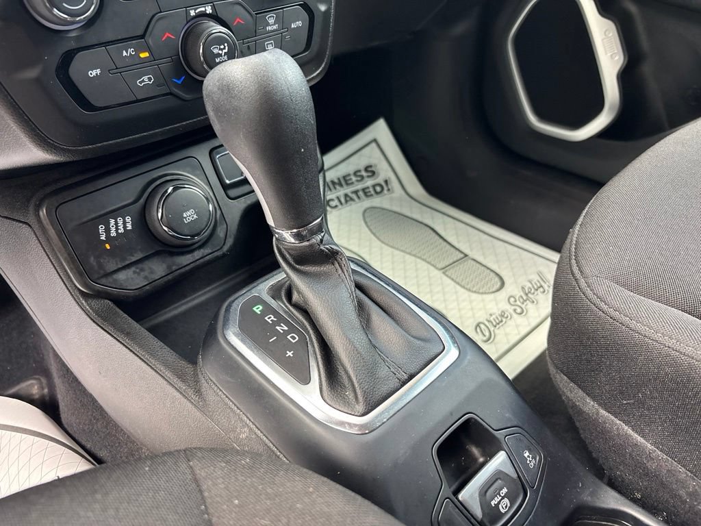 Used 2021 Jeep Renegade Latitude AWD/4WD image 17