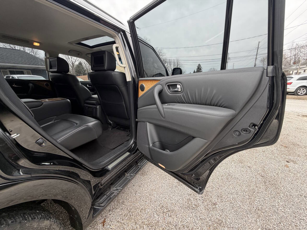 Used 2011 INFINITI QX56 Base 4x4 4dr SUV w/ Theater Pkg image 12