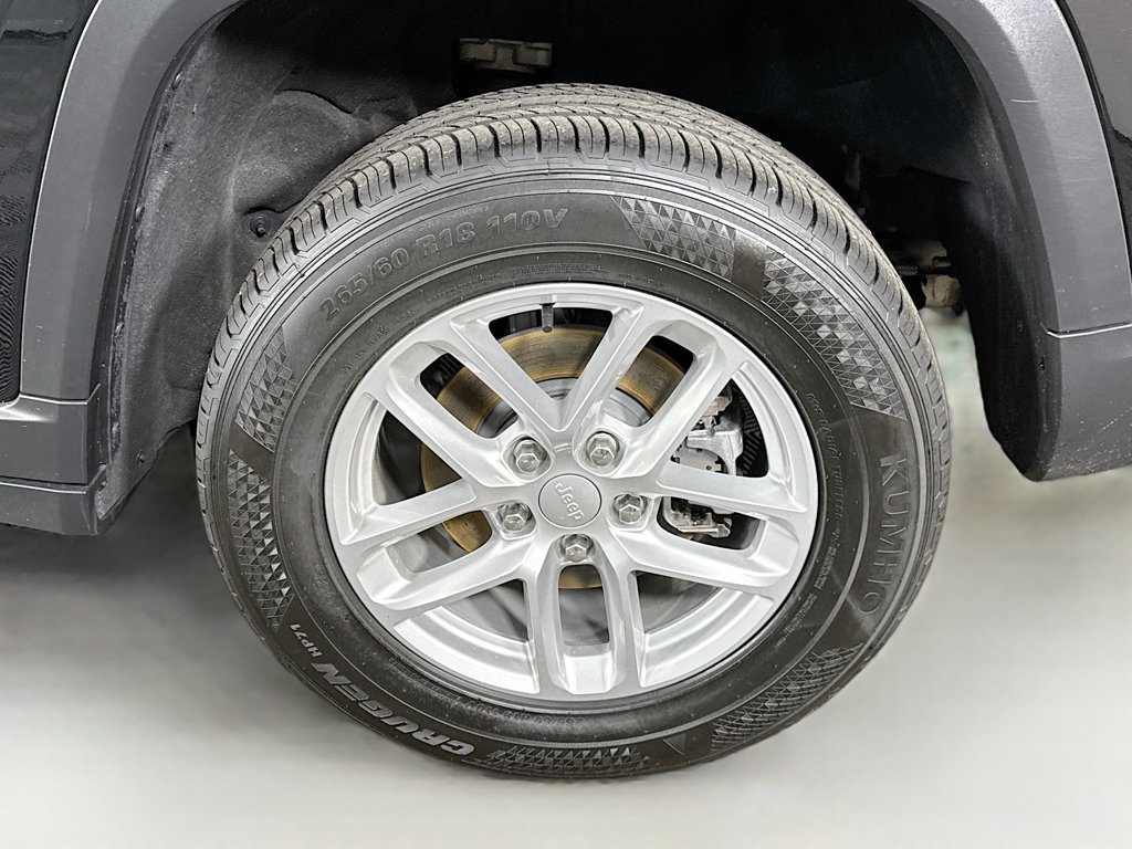 Used 2023 Jeep Grand Cherokee Laredo AWD/4WD image 32