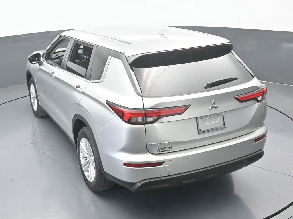 Used 2024 Mitsubishi Outlander ES image 13