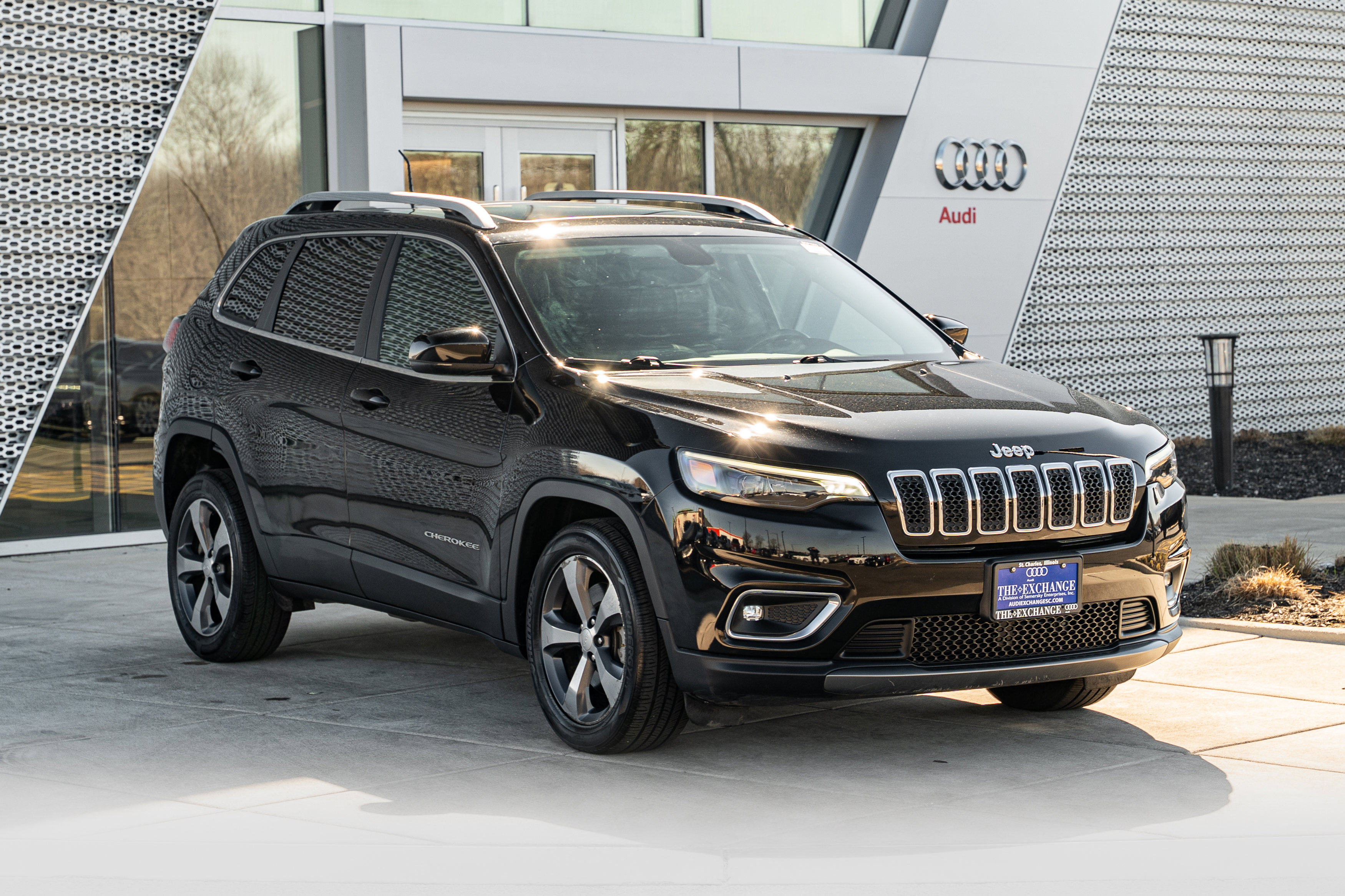 Used 2019 Jeep Cherokee Limited image 2