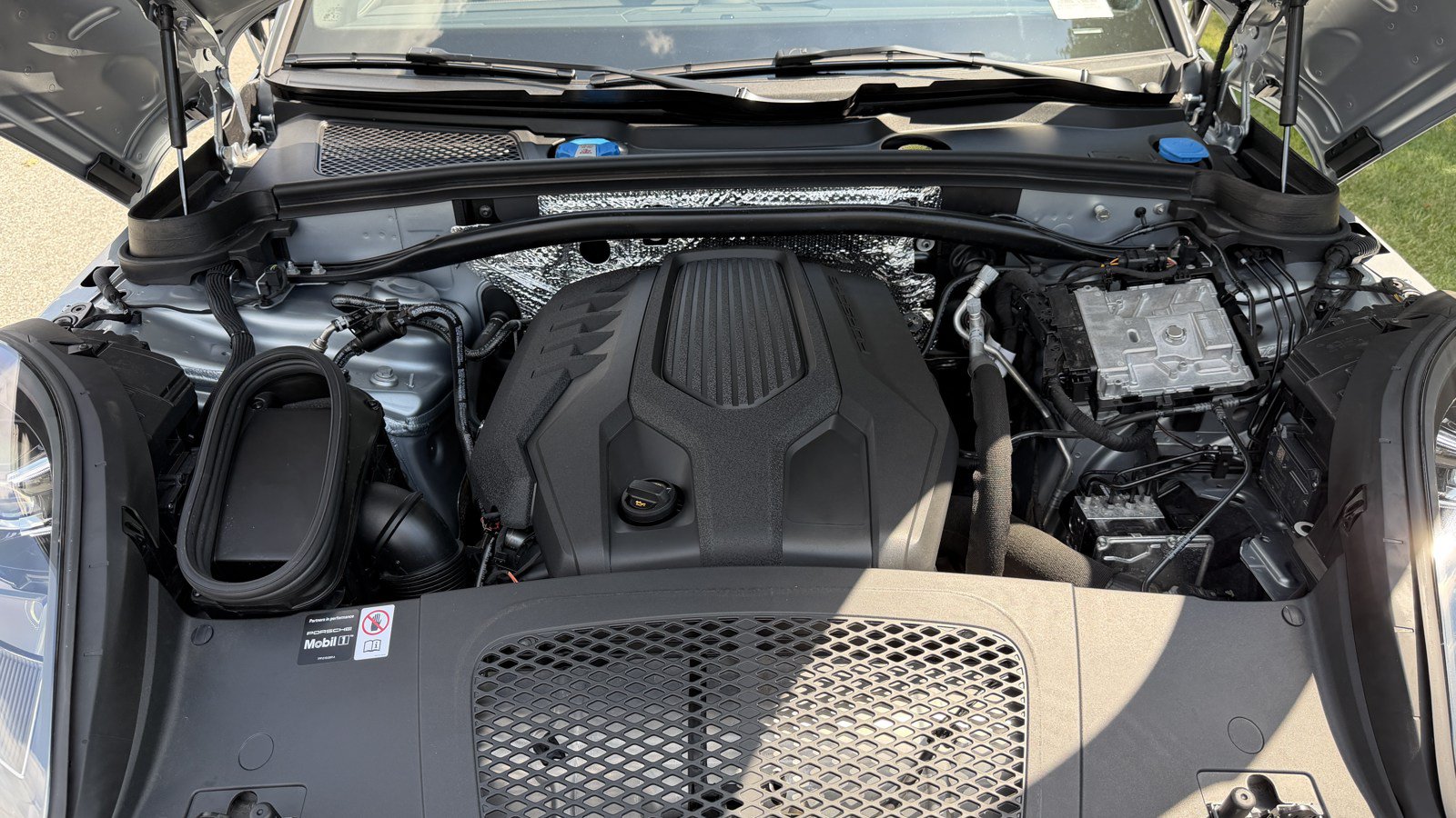 Certified 2026 Porsche Macan Turbo AWD/4WD image 17