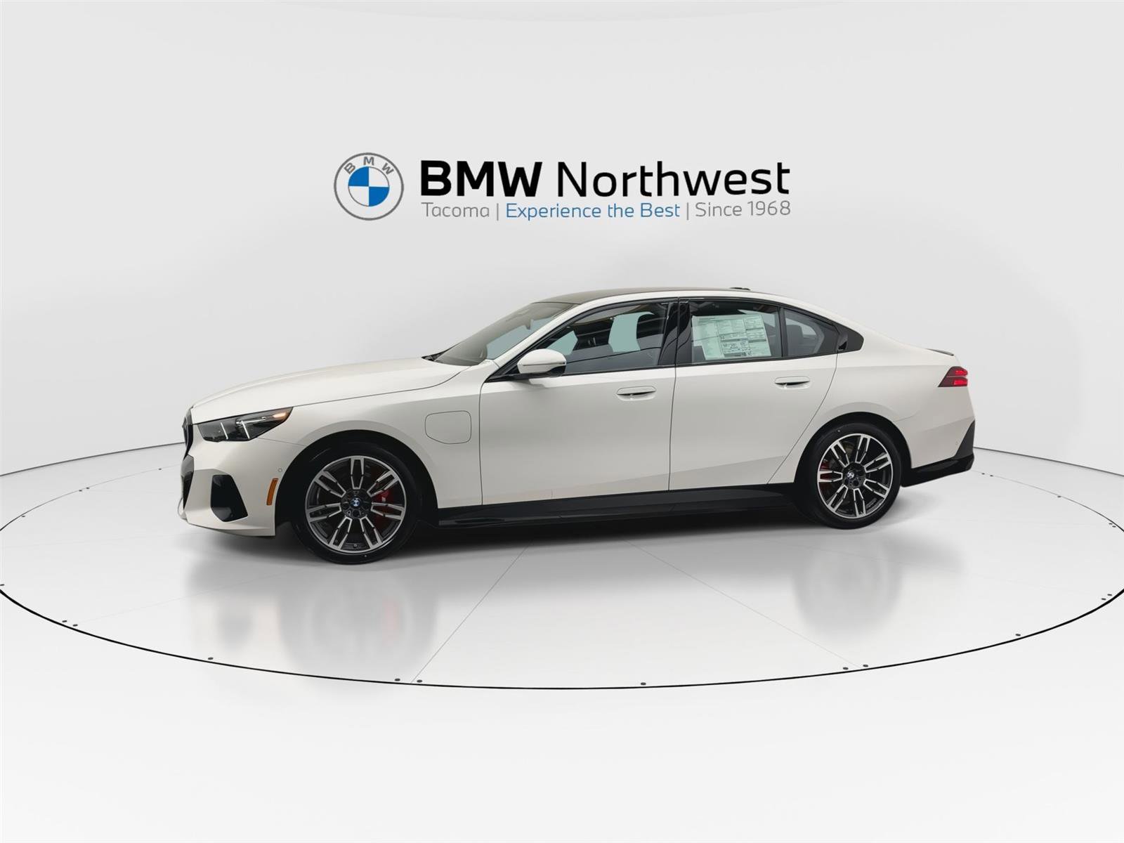 New 2026 BMW 550e xDrive w/ Premium Package AWD/4WD image 10