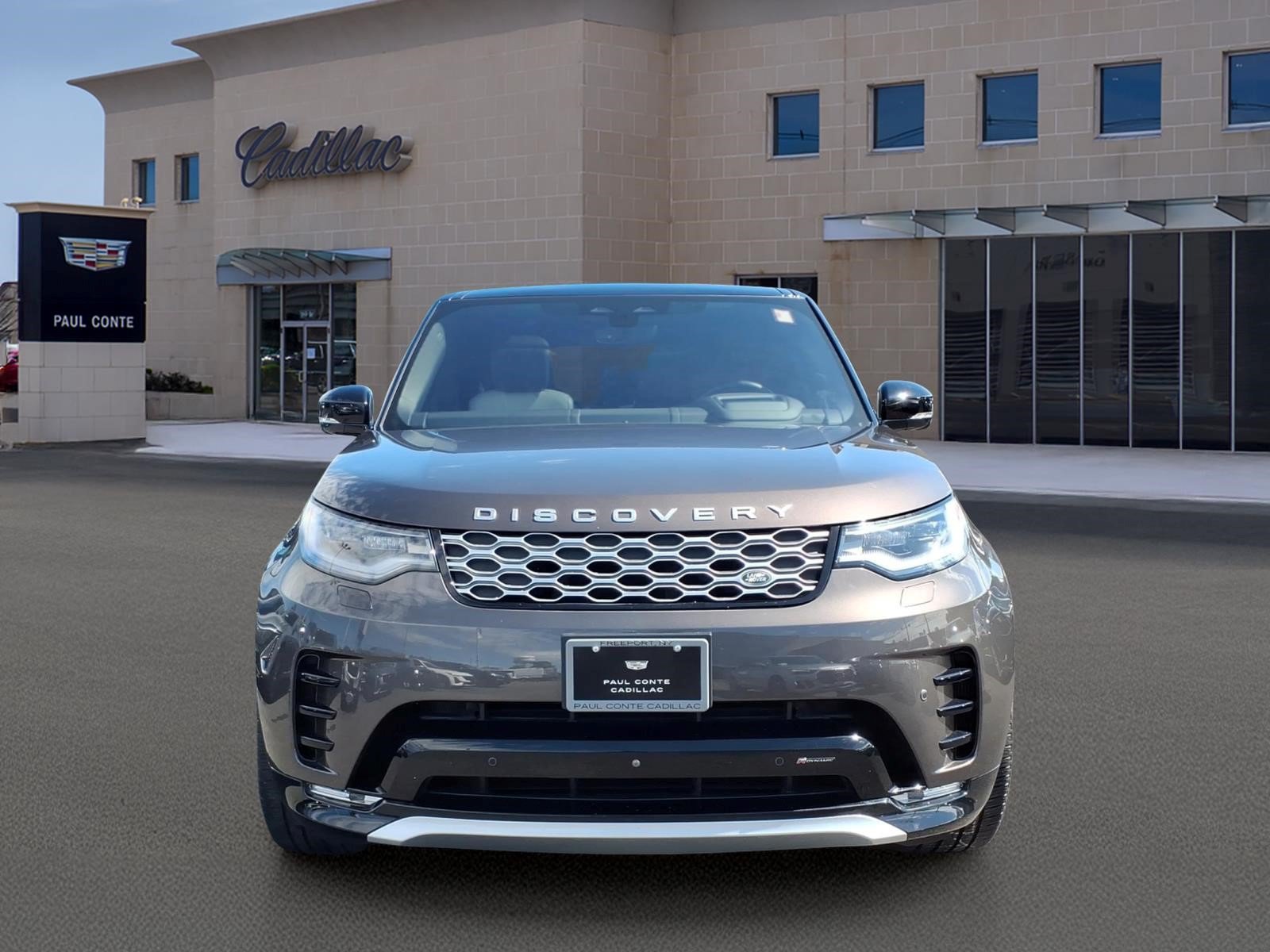 Used 2023 Land Rover Discovery Metropolitan Edition AWD/4WD image 2