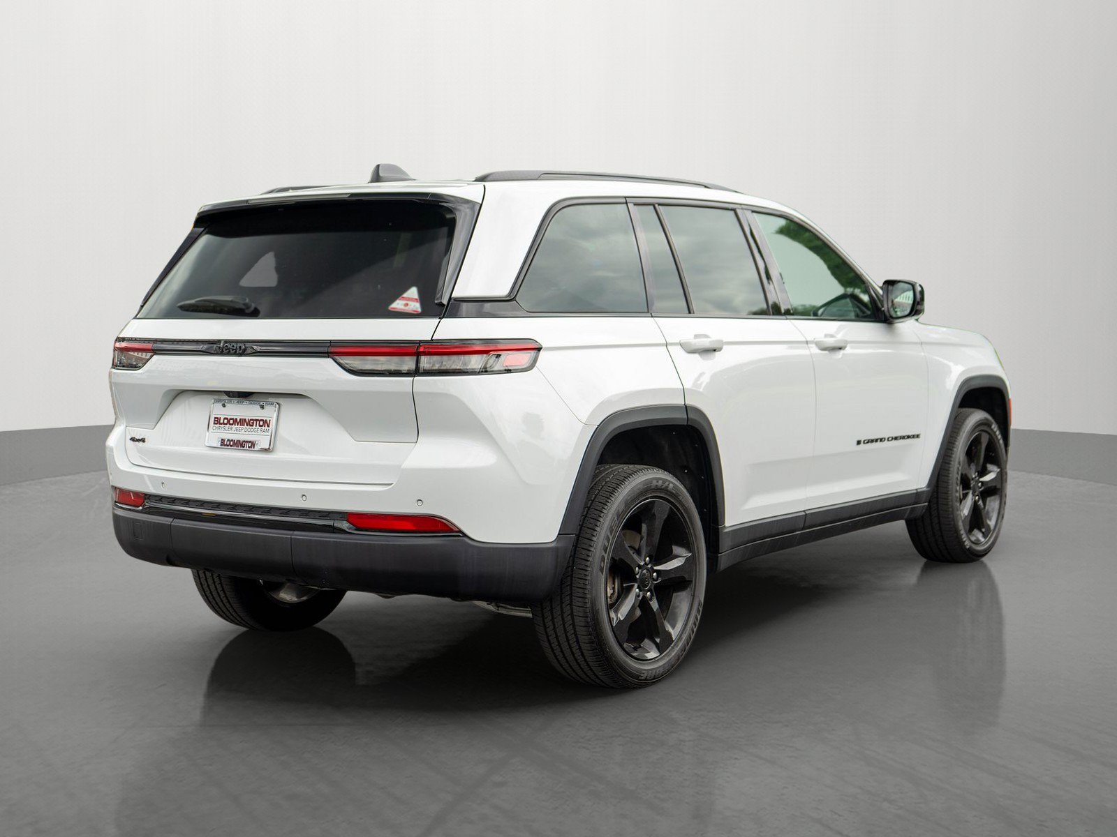 Used 2024 Jeep Grand Cherokee Altitude AWD/4WD image 7