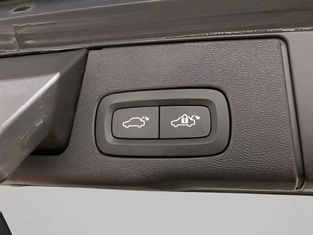 Used 2022 Volvo XC60 B5 Momentum w/ Climate Package AWD/4WD image 9