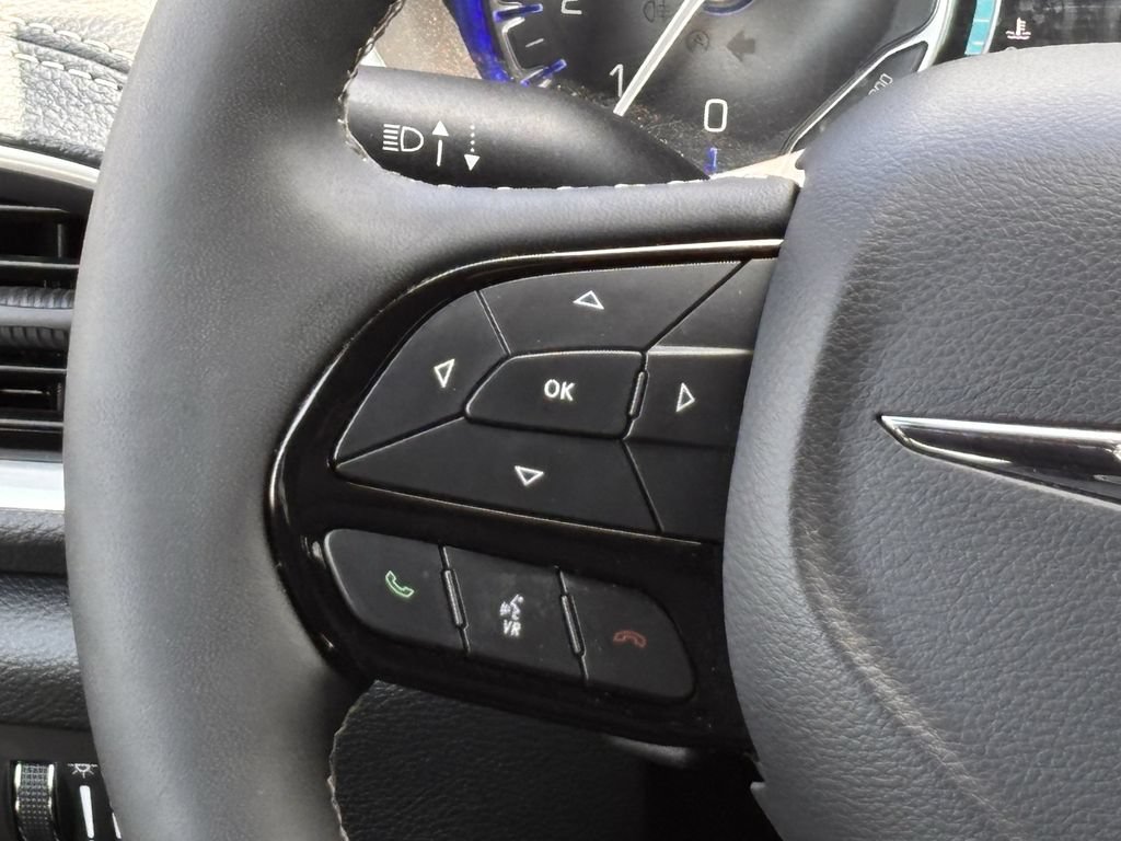 Used 2025 Chrysler Pacifica Limited FWD image 11