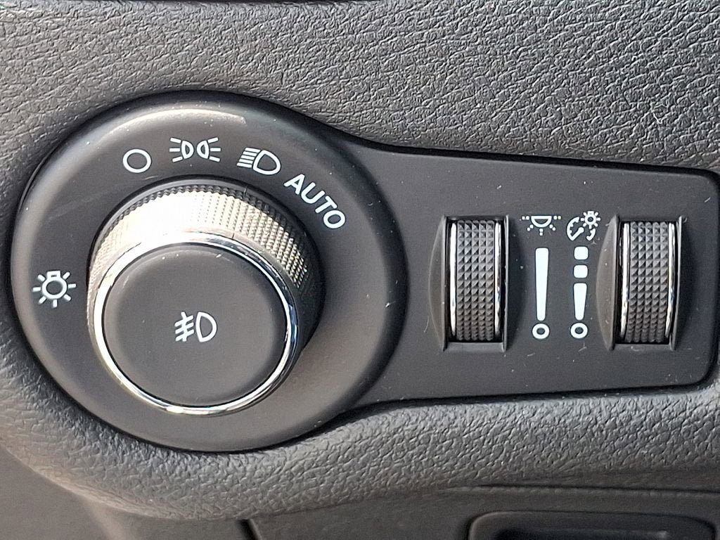 Used 2022 Jeep Cherokee Limited AWD/4WD image 23