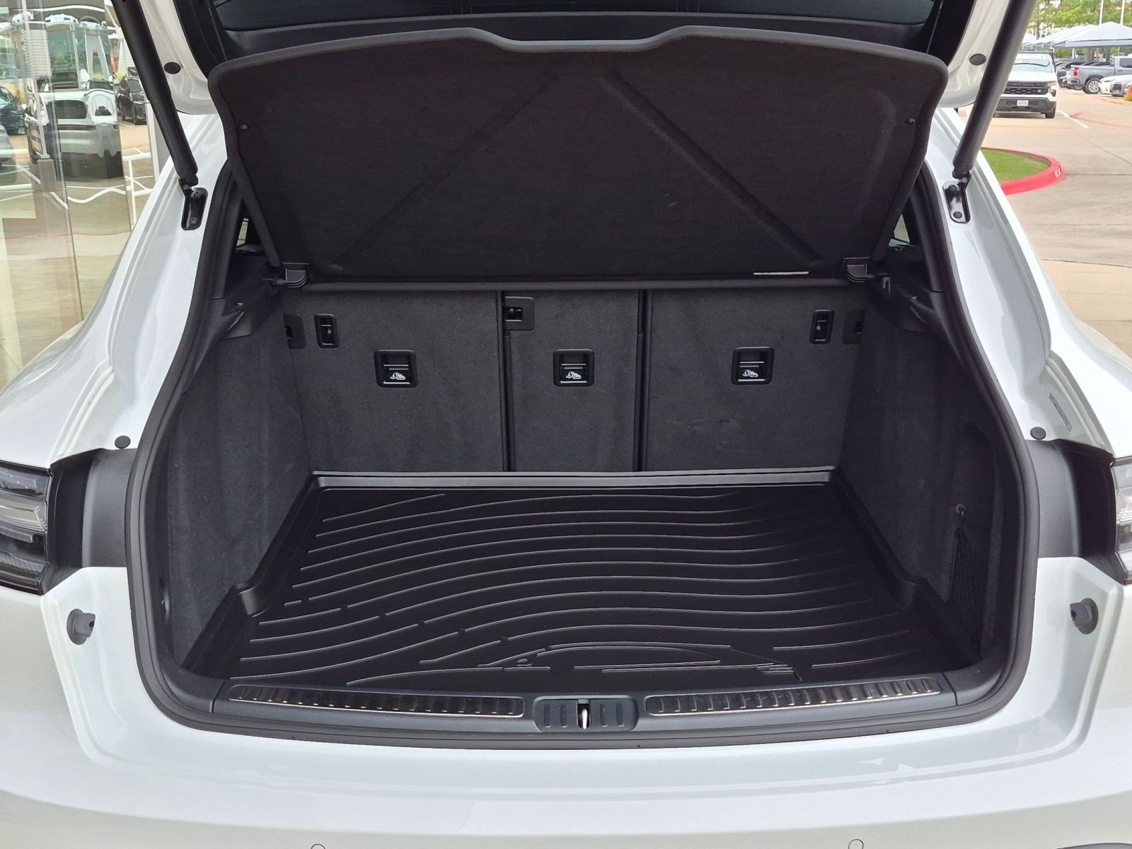Certified 2026 Porsche Macan AWD/4WD image 23