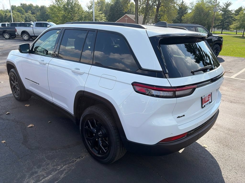 Used 2025 Jeep Grand Cherokee Altitude AWD/4WD image 5