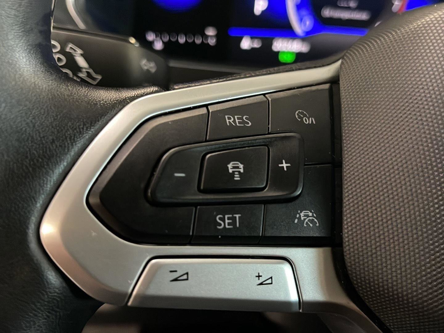 Used 2022 Volkswagen Tiguan SE AWD/4WD image 22