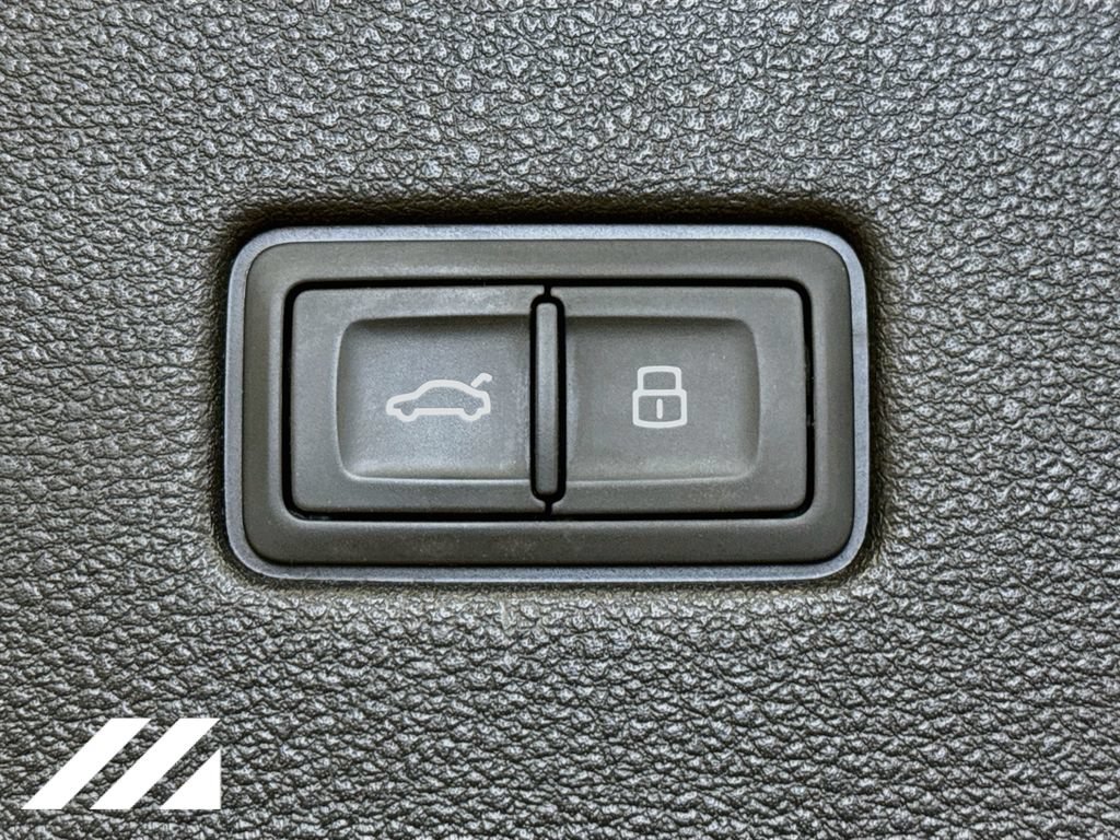 Used 2019 Audi Q8 Prestige w/ Luxury Package AWD/4WD image 29