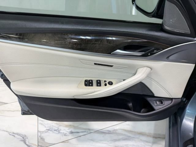 Used 2018 BMW 540i w/ M Sport Package RWD image 12