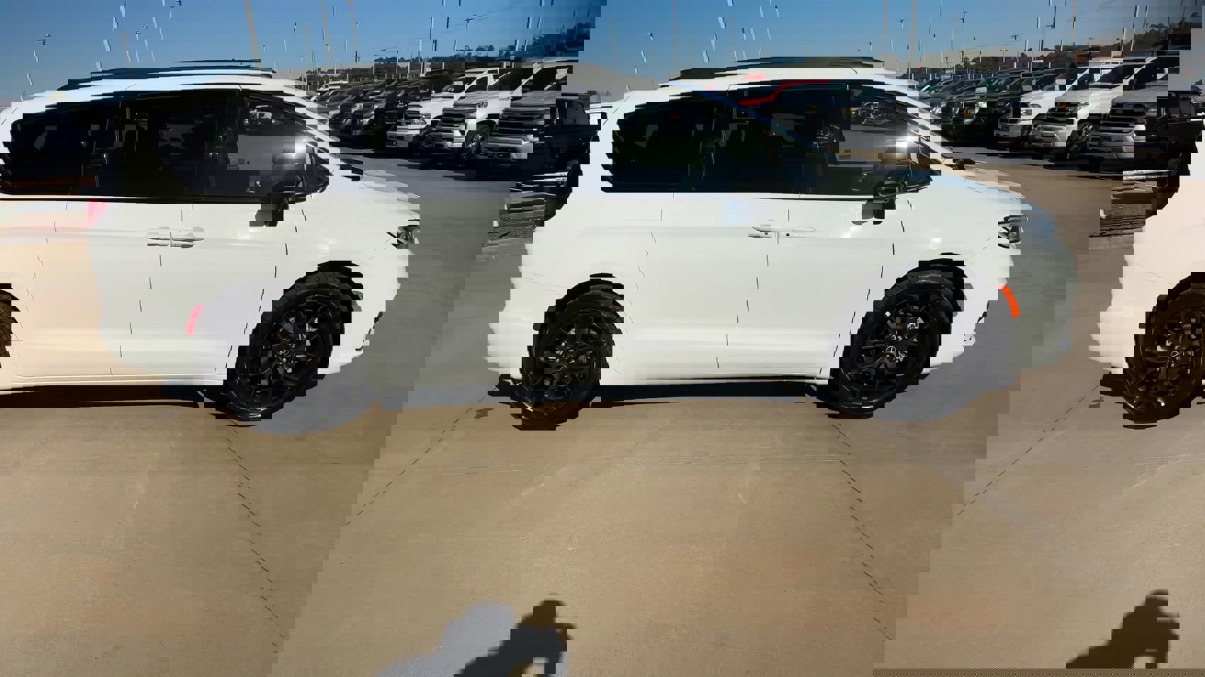 Used 2025 Chrysler Pacifica Limited image 2