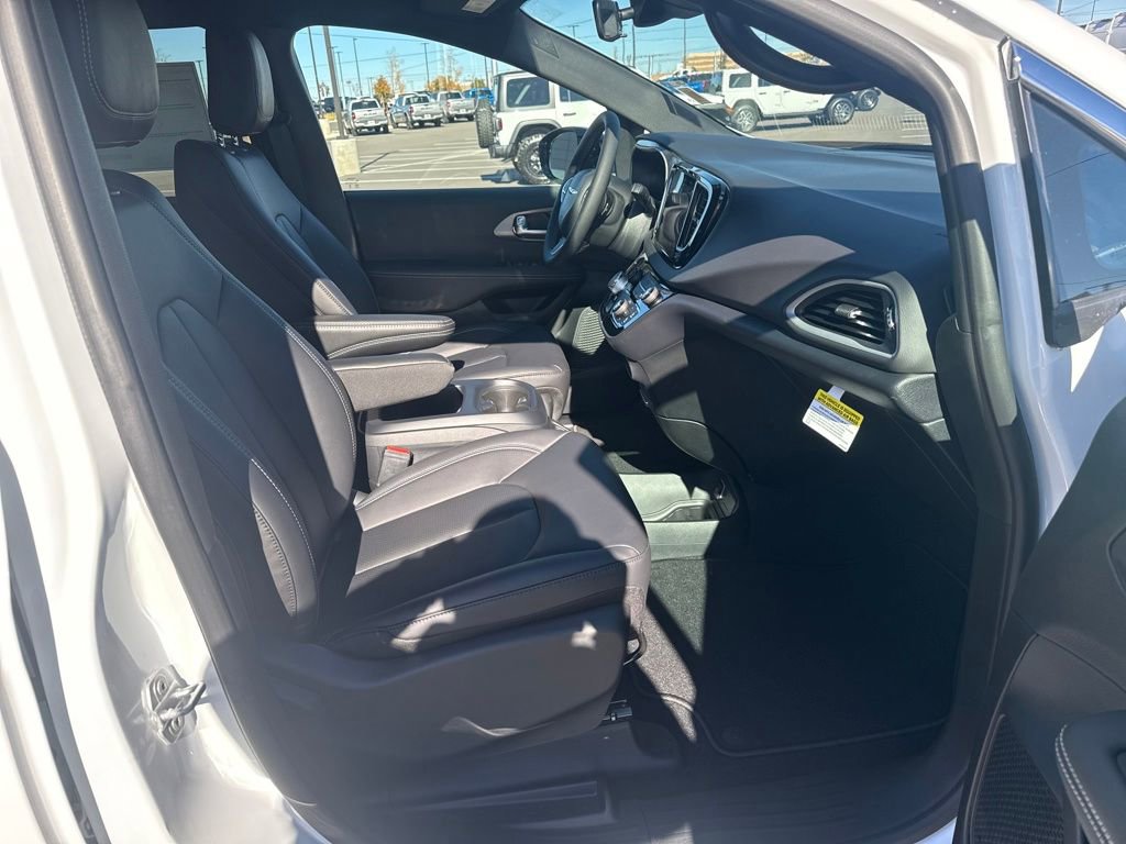 New 2026 Chrysler Voyager LX image 29