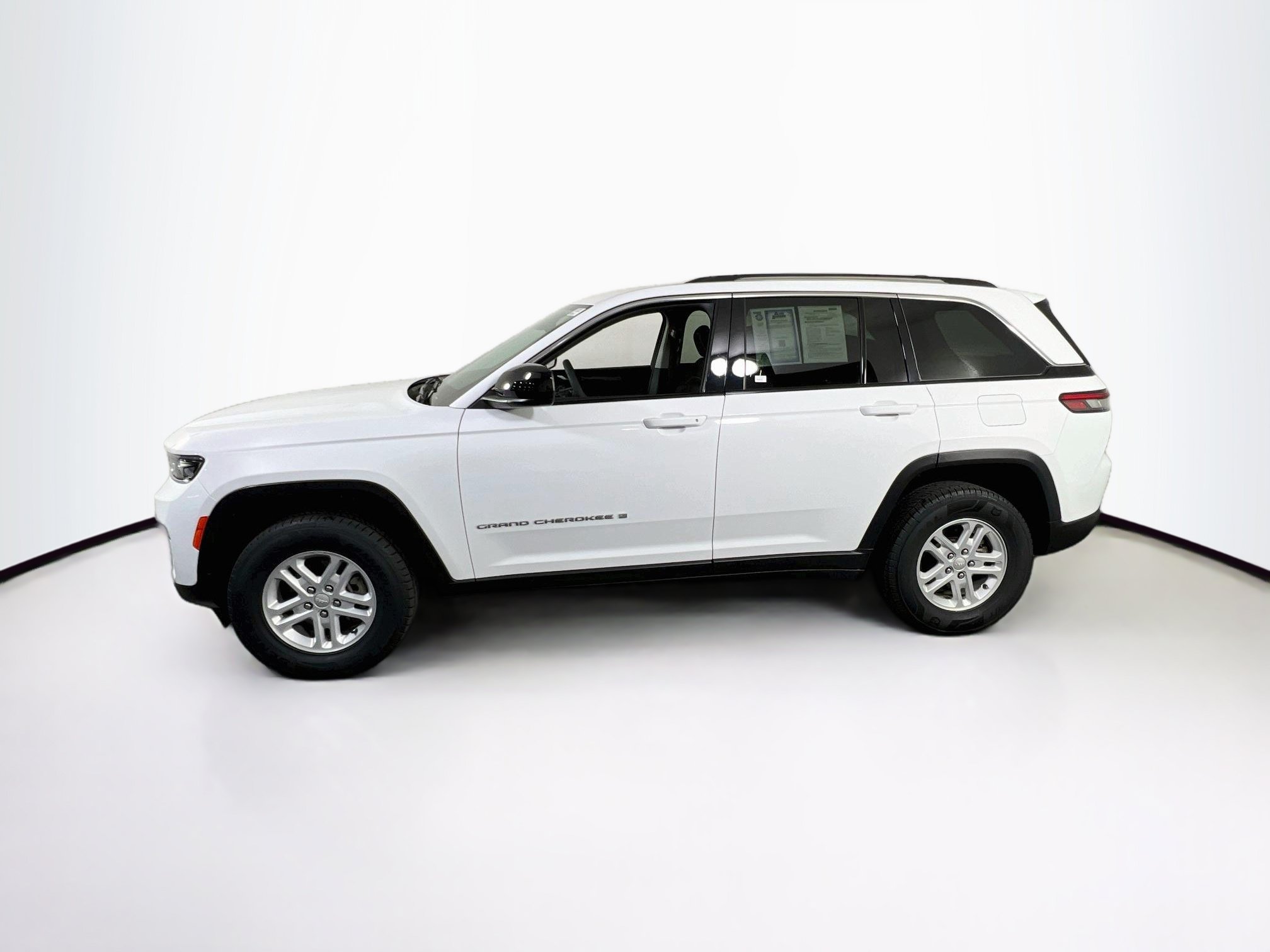 Used 2023 Jeep Grand Cherokee Laredo w/ Luxury Tech Group I AWD/4WD image 8