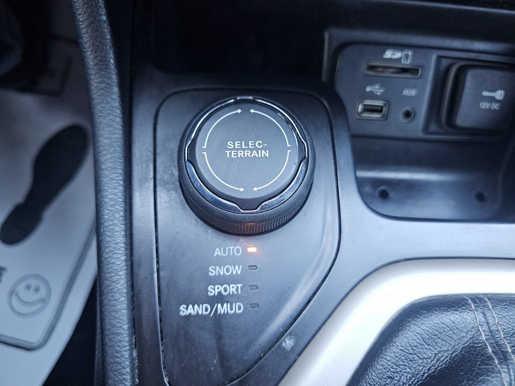 Used 2016 Jeep Cherokee Latitude w/ Safety/Convenience Group AWD/4WD image 28