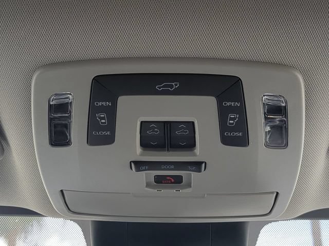 Used 2025 Toyota Sienna XLE FWD image 25