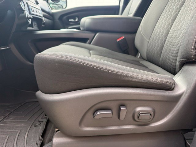 Used 2019 Nissan Titan SV w/ SV Convenience Package AWD/4WD image 11
