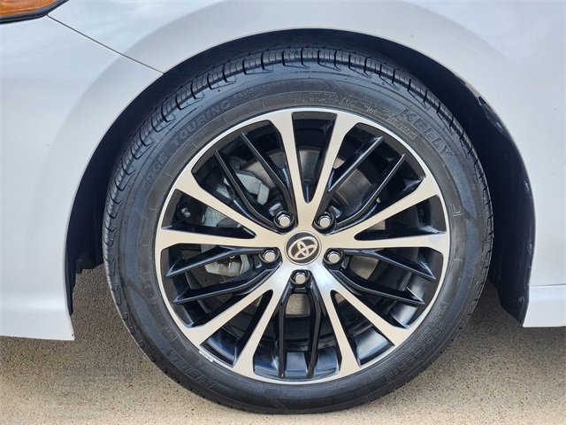 Used 2020 Toyota Camry SE w/ Sunroof Package FWD image 18