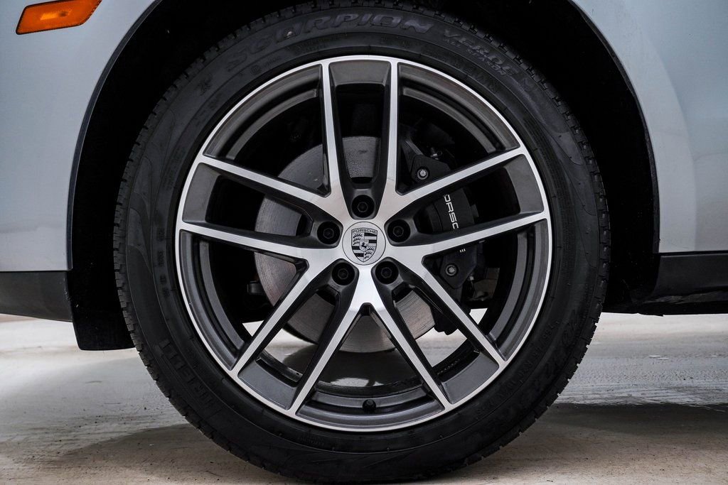 Certified 2025 Porsche Macan image 12