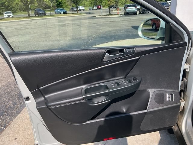 Used 2010 Volkswagen Passat Komfort FWD image 14