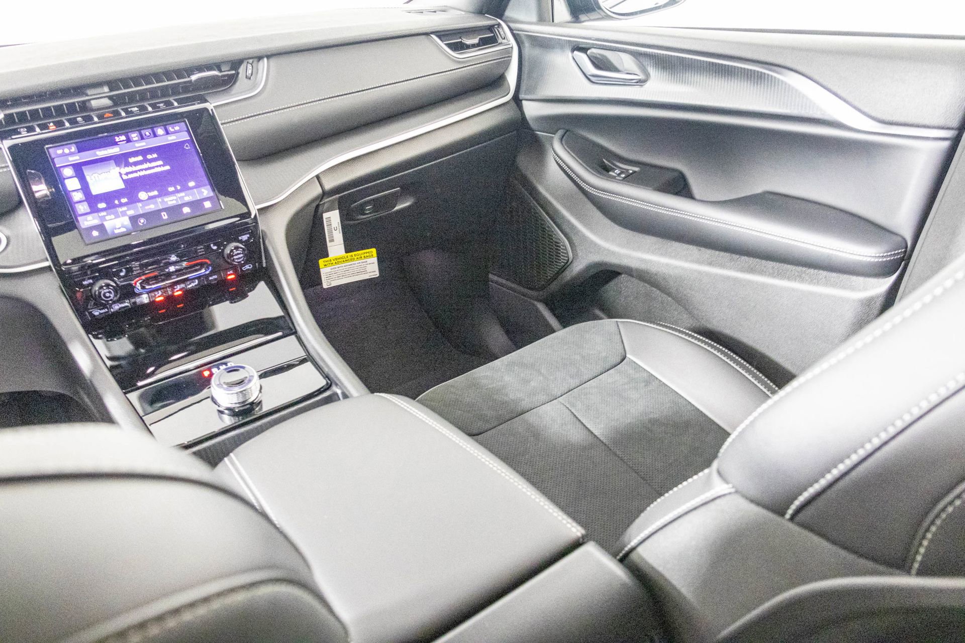 New 2025 Jeep Grand Cherokee Altitude image 32