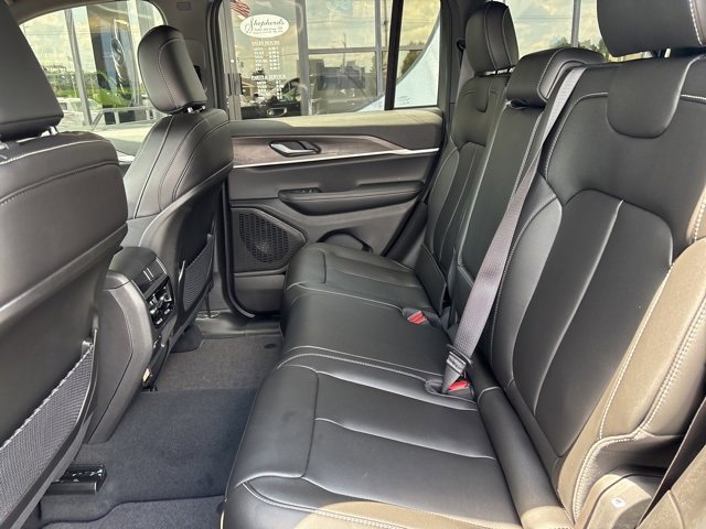 New 2025 Jeep Grand Cherokee Limited w/ Black Appearance Package image 14