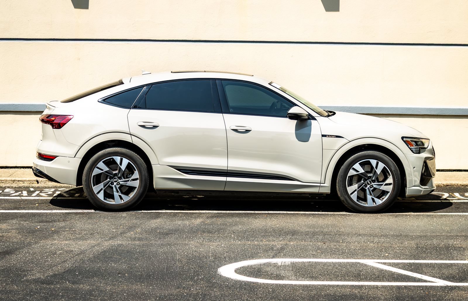 Used 2022 Audi e-tron Premium AWD/4WD image 9