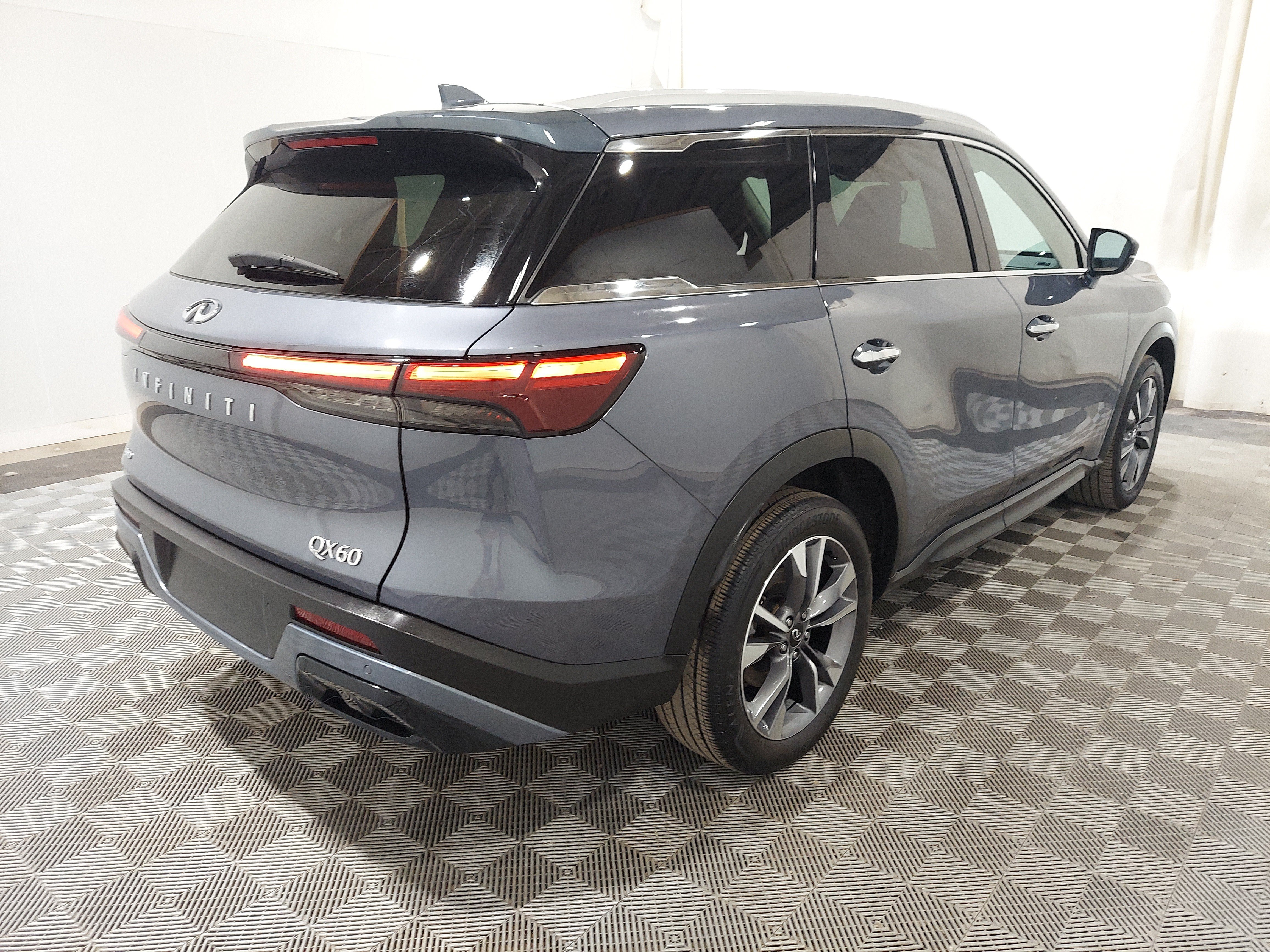 Used 2024 INFINITI QX60 Luxe AWD/4WD image 3