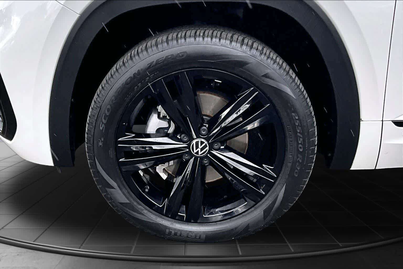 Used 2023 Volkswagen Atlas SEL R-Line AWD/4WD image 8