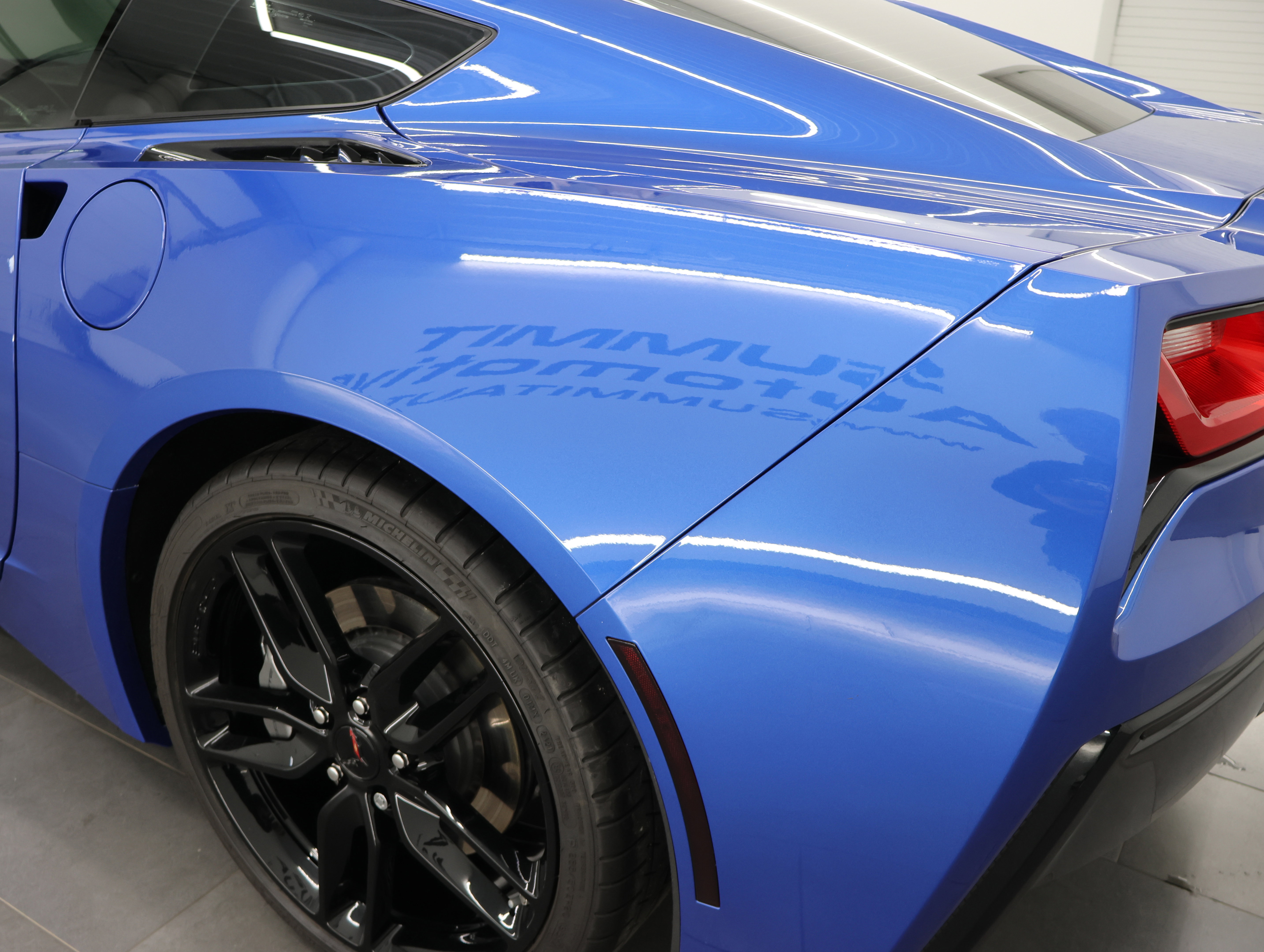 Used 2019 Chevrolet Corvette Stingray Coupe w/ Carbon Flash Badge Package RWD image 26